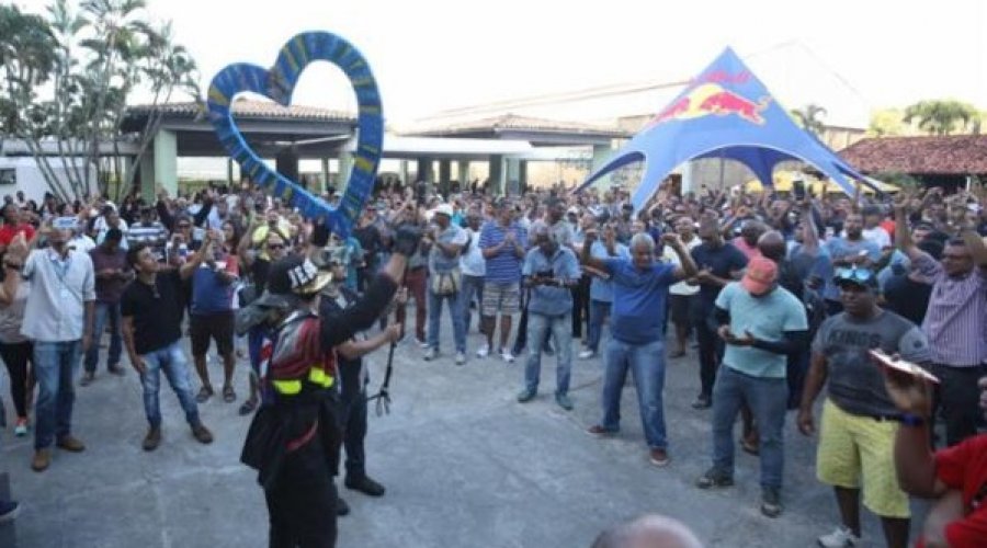 [Em assembleia, PMs da Bahia decidem rumos da suposta greve]