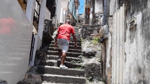 [Moradores pedem corrimão e reforma de escadaria em rua de Pernambués]