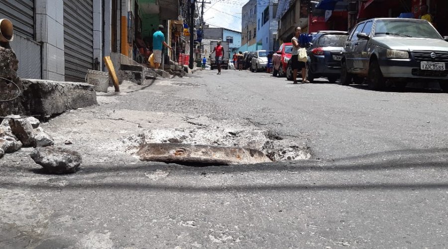 [Caixa coletora da EMBASA provoca cratera e expõe resíduos de esgoto em rua de Pernambués]