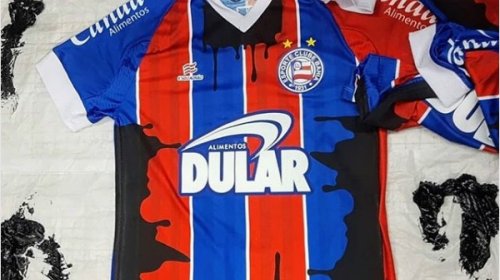 [Bahia entra em campo com camisa ‘suja de óleo’ em protesto ao vazamento ]