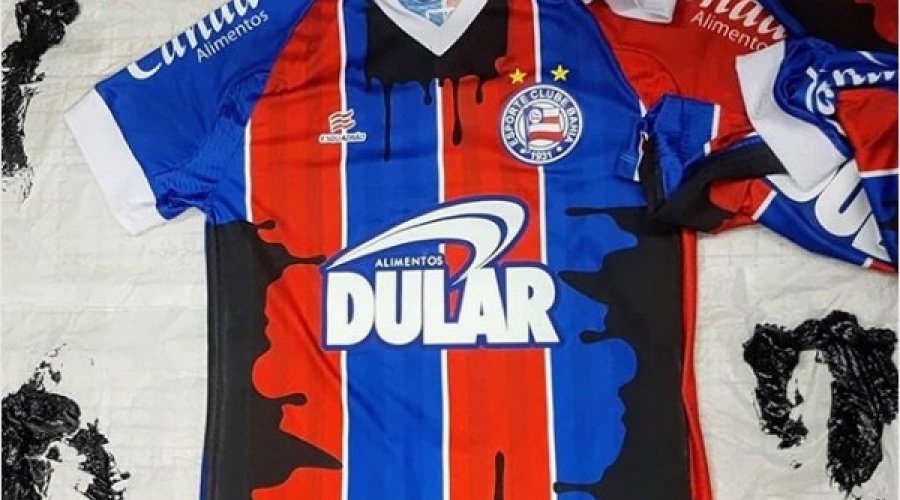 [Bahia entra em campo com camisa ‘suja de óleo’ em protesto ao vazamento ]
