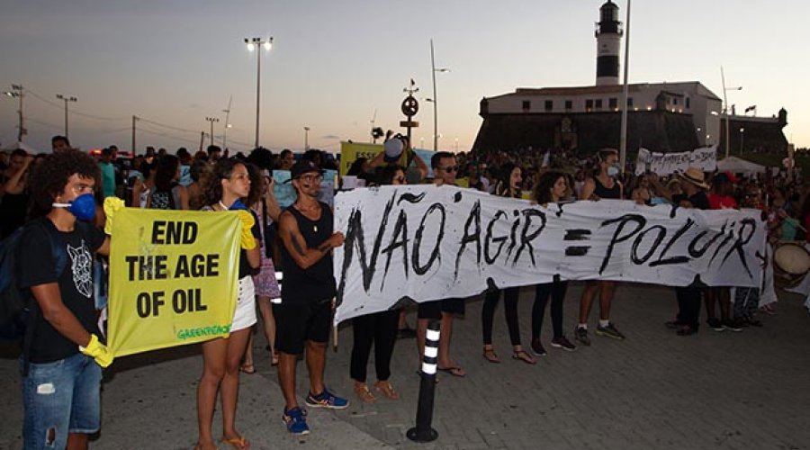 [Ato no Farol da Barra reúne manifestantes em protesto contra óleo que atinge praias do Nordeste]