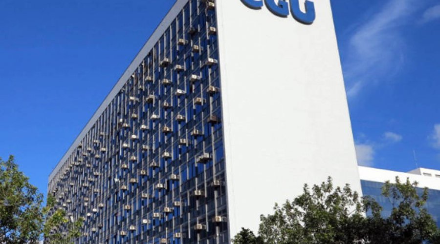 [AGU contradiz a Marinha e revela que o vazamento de óleo foi localizado antes de chegar às praias ]