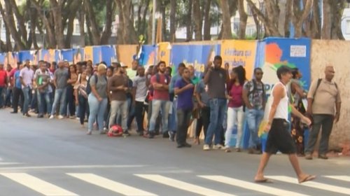 [Candidatos formam fila gigante em posto do SIMM em Salvador ]