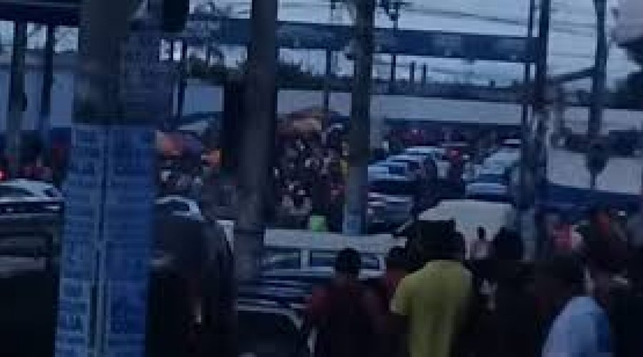[Ferry tem movimento intenso, pssageiro relata espera de oito horas em fila no ferry]