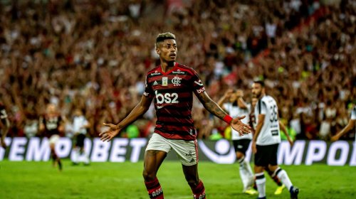 [Flamengo arrasador espreme o Ceará e recebe taça de campeão]