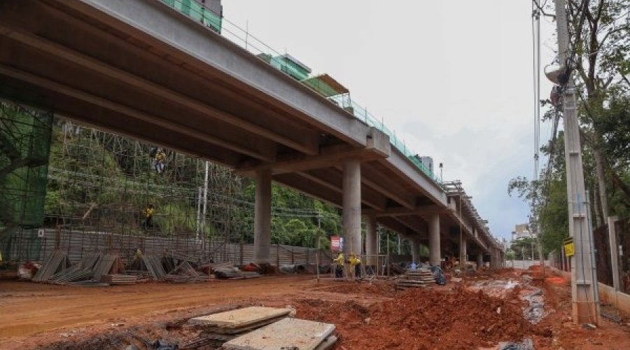 [Seis bairros ficam sem água após obra do BRT romper adutora]
