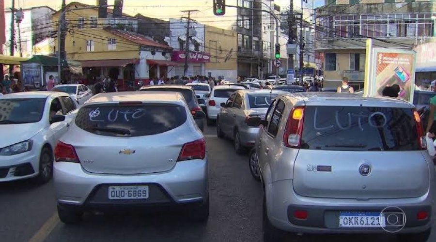 [Motoristas de aplicativo fazem protesto em Salvador nesta segunda-feira (16)]