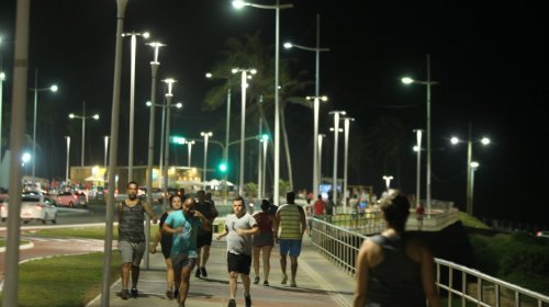 [Conder entrega nova iluminação na orla de Salvador]