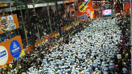[Bloco Alerta Geral desfila no primeiro dia de folia em 2020]