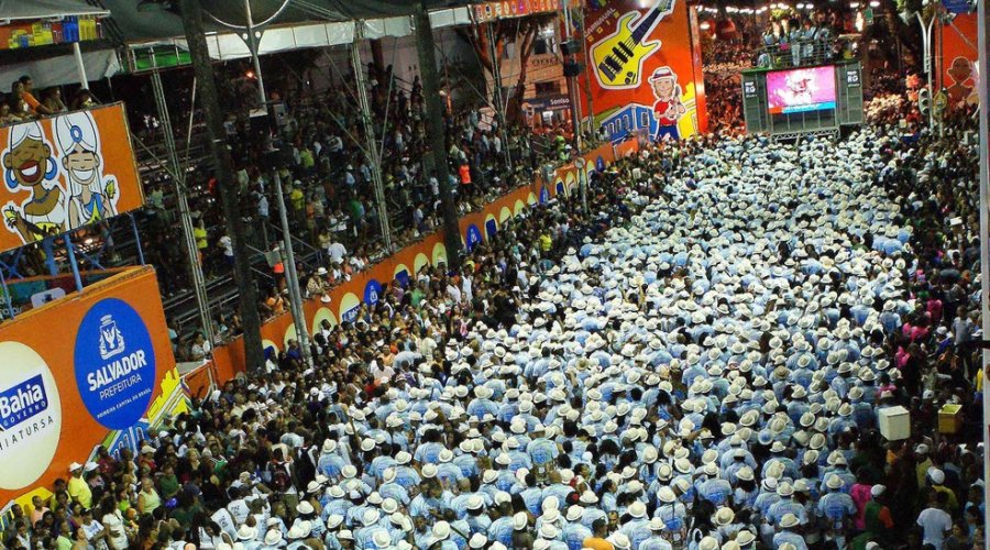 [Bloco Alerta Geral desfila no primeiro dia de folia em 2020]