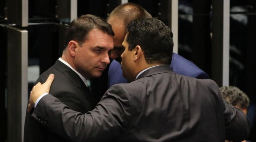 [Ex-vereador revela que Flávio Bolsonaro visitou ex-PM Adriano da Nóbrega na prisão]