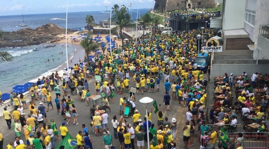 [Manifestantes ignoram coronavírus e fazem atos pró-governo no Farol da Barra]