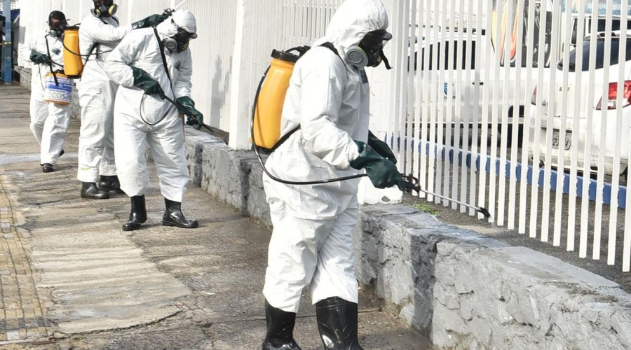 [Trabalhadores de limpeza urbana reforçam limpeza em diversos pontos da cidade nesta quinta-feira (2) ]