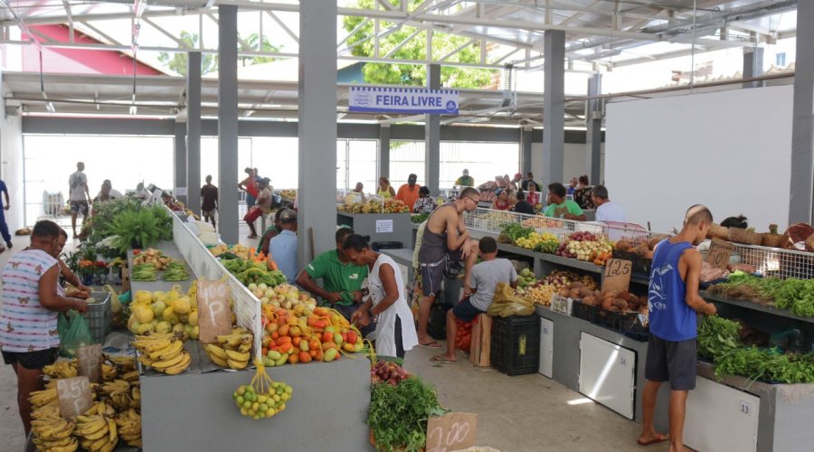 [Trabalhadores de limpeza urbana de Salvador reforçam higienização de mercados municipais para Semana Santa ]
