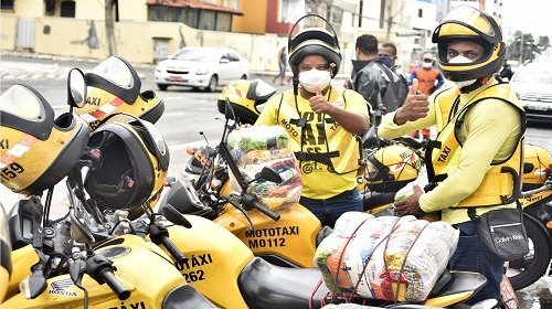 [Mototaxistas de Salvador começam a recebem cestas básicas da prefeitura]