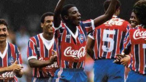 [Com direito a fogos de artifício, torcedores do Bahia comemoram título]