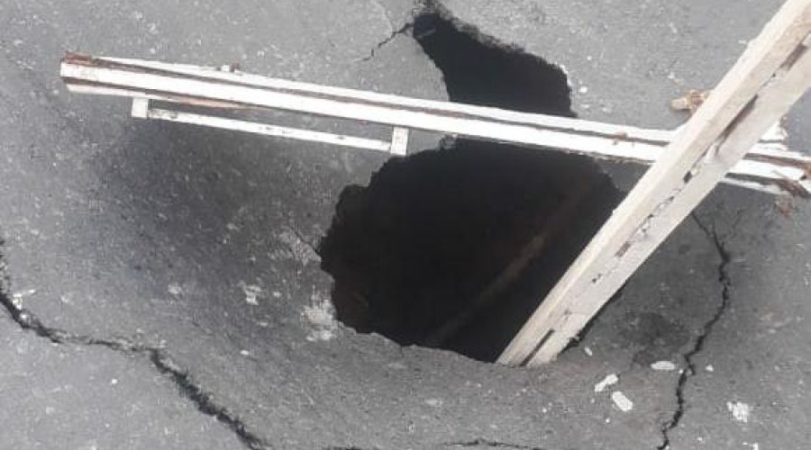 [Moradores denunciam buraco com vazamento de água limpa na Avenida Hilda, em Pernambués ]