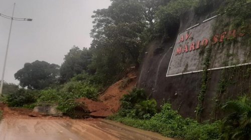[Após chuvas, deslizamento de terra interdita via que liga Av. Paralela ao Barradão]