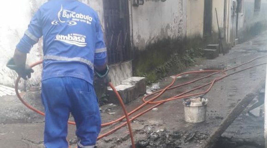[Após denúncia Embasa comparece na Vila 6 de Julho para apurar vazamento]