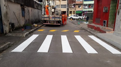 [Duas faixas de pedestre e lombada são implantadas na Rua Novo Lino em Vila Ruy Barbosa]