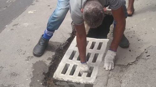 [Tampa de caixa de esgoto é trocada em Pernambués ]