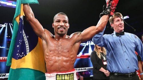 [Robson Conceição vence por nocaute técnico e segue invicto]