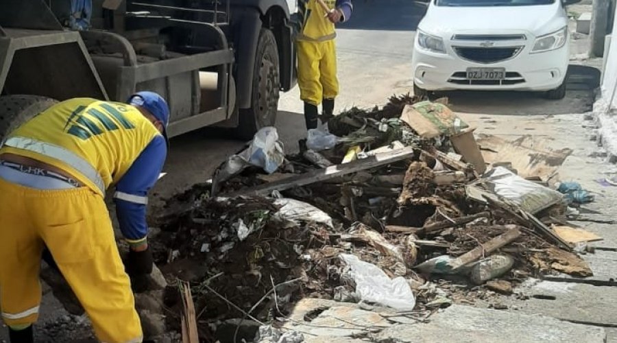 [Trabalhadores de limpeza urbana retiram lixos acumulados em Pernambués ]