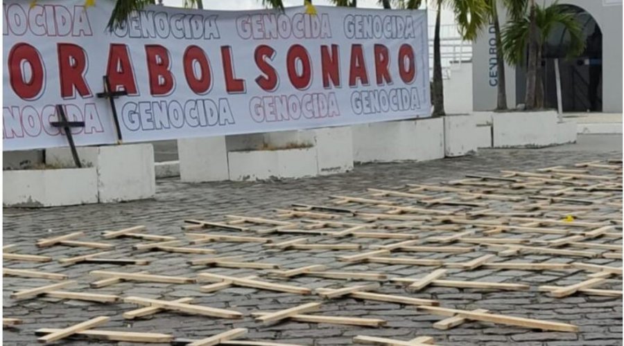 [Em Salvador, manifestantes pedem celeridade do Governo Bolsonaro na compra de vacinas contra Covid-19]