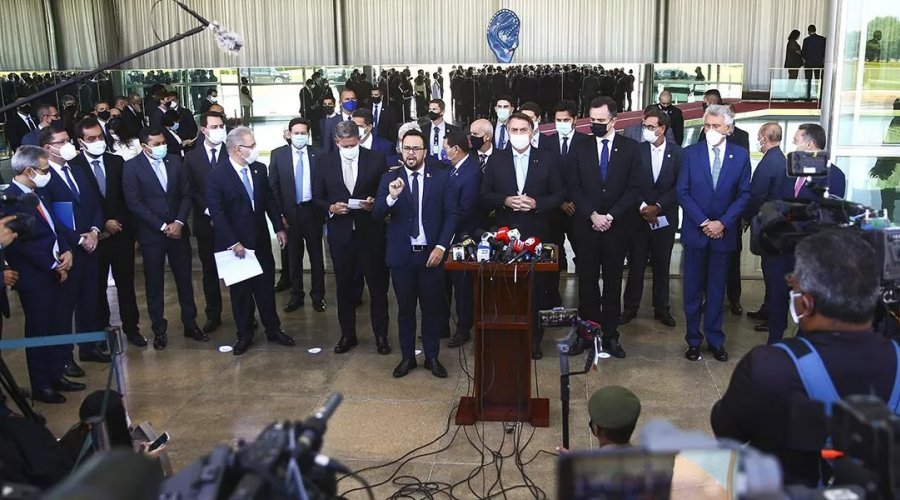 Bolsonaro volta atacar governadores em reunião do Alvorada e diz que lockdown é [Bolsonaro volta atacar governadores em reunião do Alvorada e diz que lockdown é