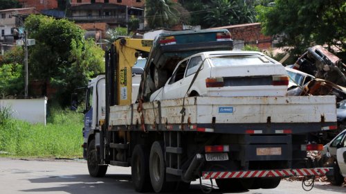 [Operação remove 223 sucatas das ruas de Salvador em cinco meses]