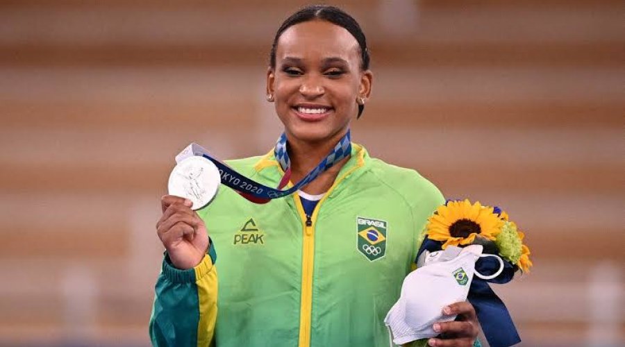[Rebeca Andrade conquista a medalha de prata para o Brasil na ginástica]