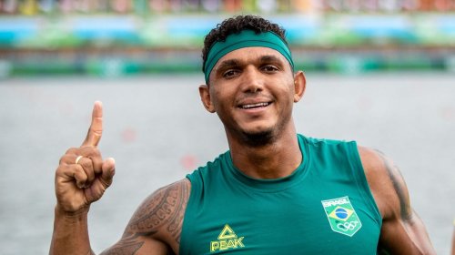 [Isaquias Queiroz é ouro na canoagem de velocidade]
