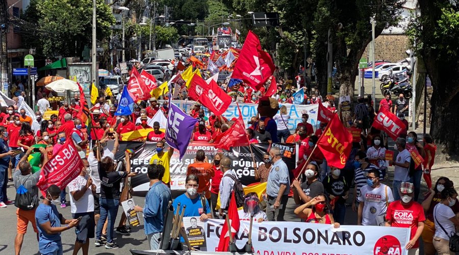 [Representantes de sindicais e servidores públicos fazem manifestação no centro de Salvador]