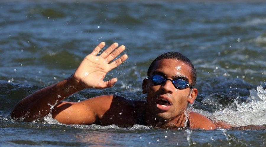 [Nadador Allan do Carmo viaja para disputa de maratonas aquáticas na Europa]