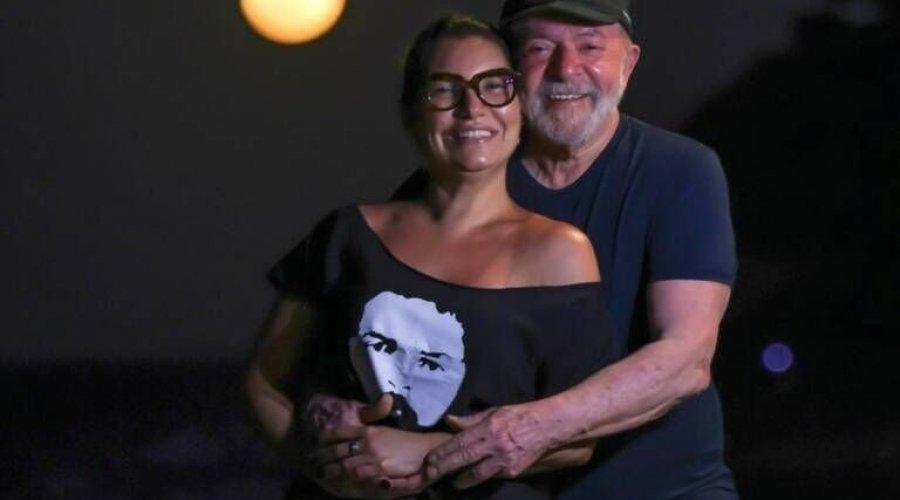 [Coxas do ex-presidente Lula em foto sensual com Janja viralizam na Internet]