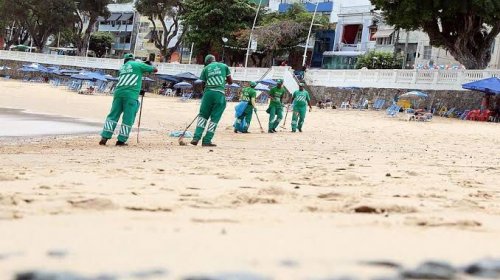 [Limpurb intensifica limpeza da orla após reabertura das praias]