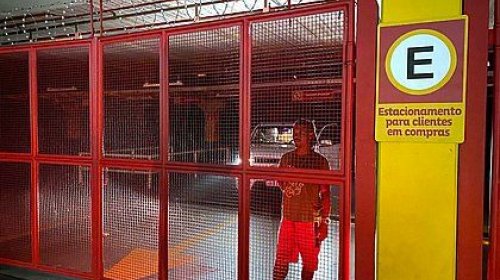 [Cliente fica preso em estacionamento de supermercado na Bonocô após compras; 'falta de respeit...]