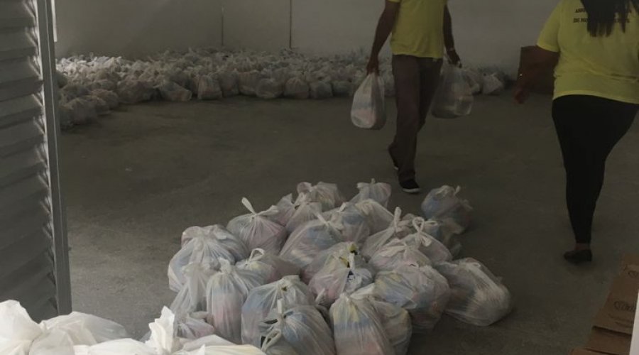 [Moradores de Nova Constituinte recebem cestas básicas para garantir segurança alimentar no enfrentamento da pandemia]