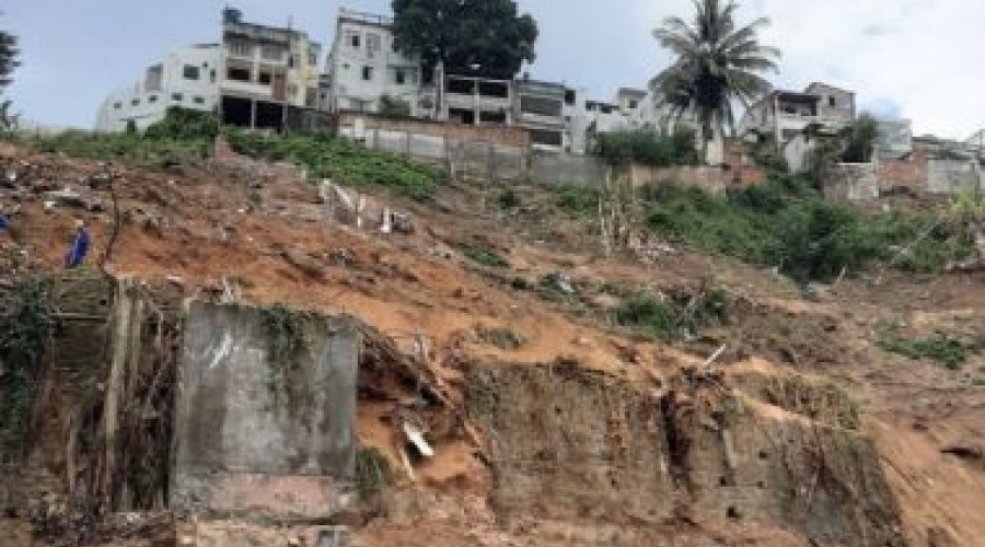 [Encosta no São Antônio tem deslizamento parcial de terra; Codesal vistoria localidade]