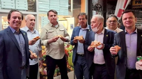 [Bolsonaro come pizza na rua para driblar restrição a não vacinados em Nova York]