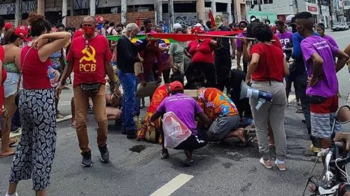 [Mulher é atropelada no ato Fora Bolsonaro de Recife; motorista sacou arma]