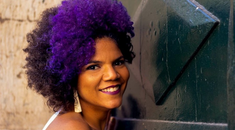 [’Samba, o dono do corpo’ é tema de curso gratuito ministrado pela cantora Juliana Ribeiro]