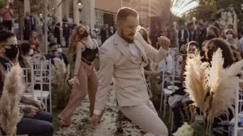 [Noivo brasileiro chama a atenção de Justin Timberlake ao dançar durante entrada de casamento n...]