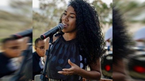 Cantora é agredida em restaurante e polícia investiga injúria racial: [Cantora é agredida em restaurante e polícia investiga injúria racial: