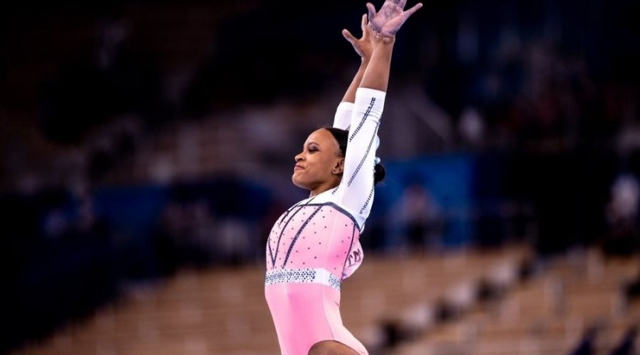 [Rebeca domina no salto e se torna campeã mundial de ginástica]