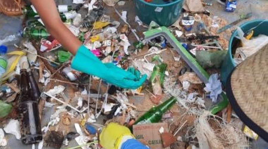 [’O mar não está para plástico’; 27kg de lixo é retirado da praia de Cantagalo]