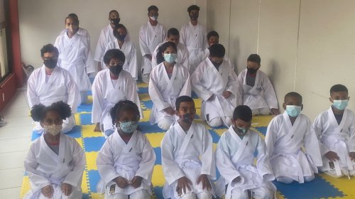 [Karatê: alunos do GAP ganham kimonos para a prática da arte marcial]