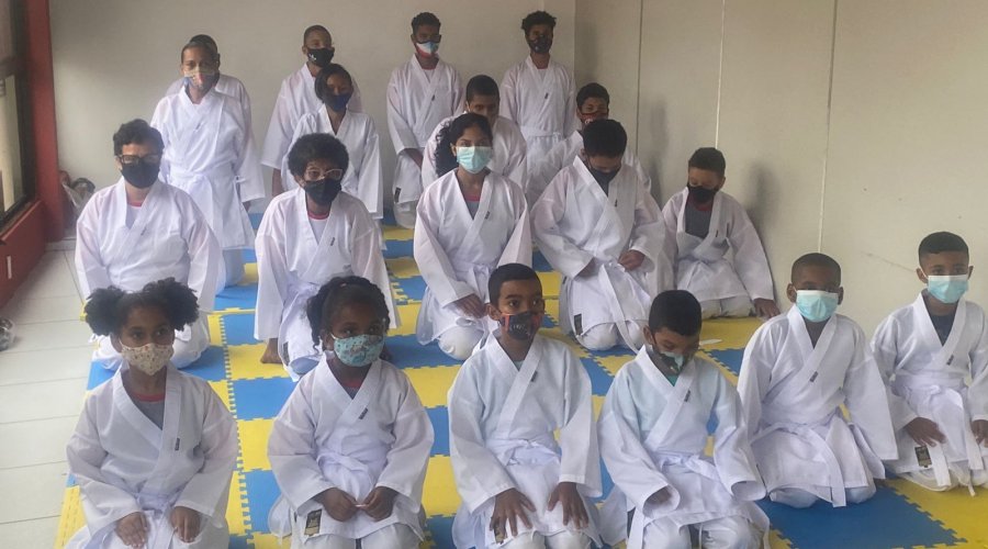 [Karatê: alunos do GAP ganham kimonos para a prática da arte marcial]
