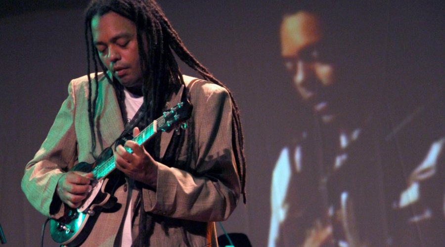 [Varanda do SESI recebe Julio Caldas e sua Guitarra Baiana]